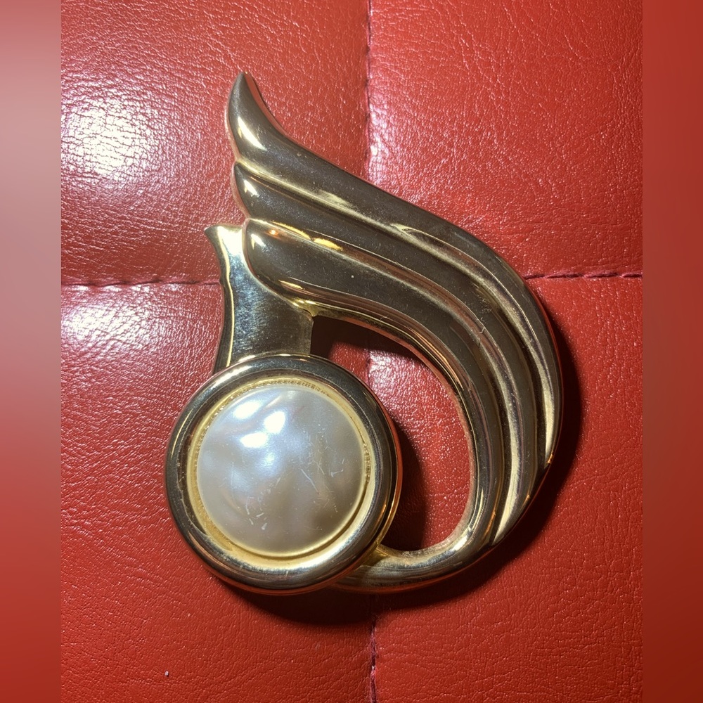 Elegant brooch